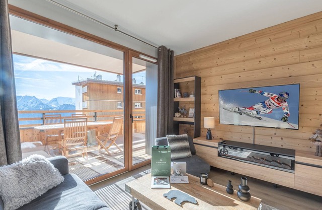 Luxury Apartment in Huez: South-Facing Terrace, Ski-In Access, Parking, Sleeps 4