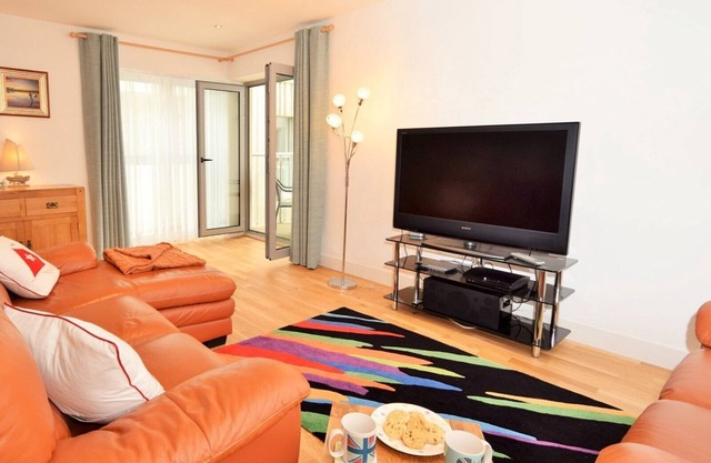LUXURY APARTMENT PORTH, SLEEPS 4, SEA VIEWS OVERLOOKING WHIPSDERRY BEACH