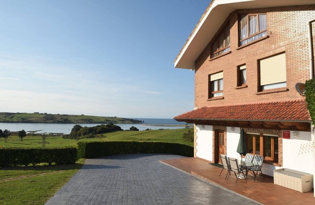 Luxury apartment with swimming-pool and tennis court. Beach 600m.