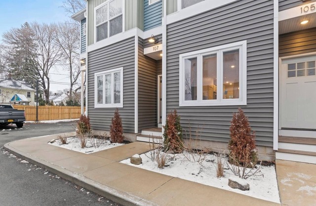 Luxury APT | 10 Mins to DT w/King Bed & WIFI