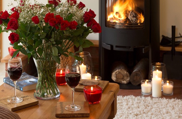 Luxury barn with private hot tub, sauna, pizza oven, dog friendly.