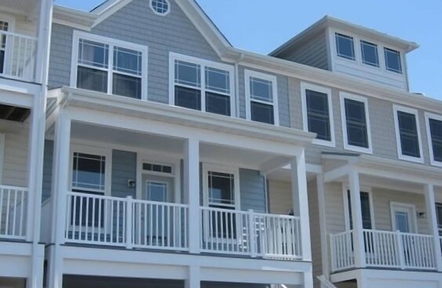 LUXURY BAYHOUSE WITH PRIVATE DECKS IN SEMI-PRIVATE COMMUNITY
