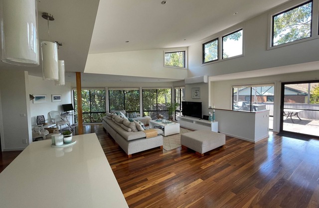 Luxury beach house, 4 mins walk to Denhams Beach.