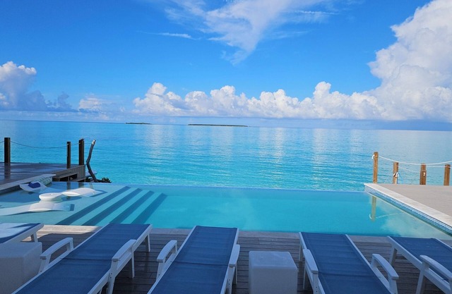 Luxury beachfront home, Heated private pool, Five King suites w/ensuite baths!