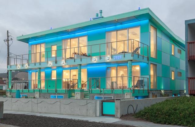 Luxury Beachfront Penthouse near SF (3)