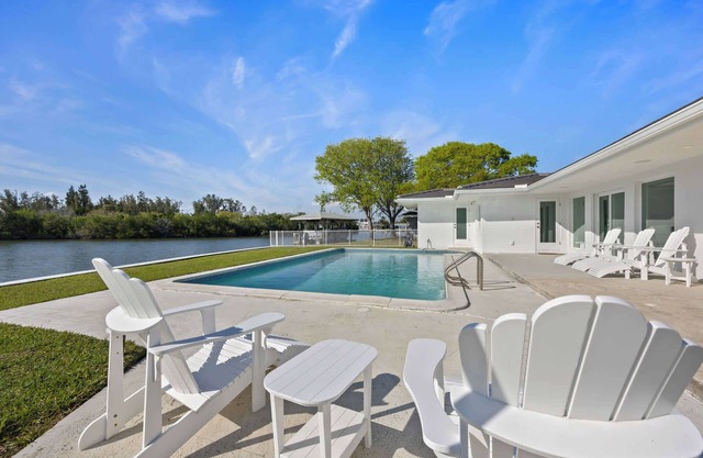 Luxury Beachside 4BR/3BA Waterfront Home
