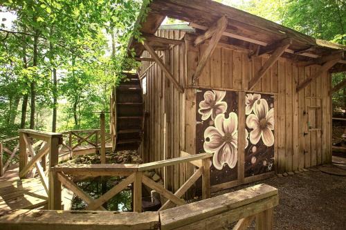 Luxury Cabin for Two with Beautiful River Views near Knoxville