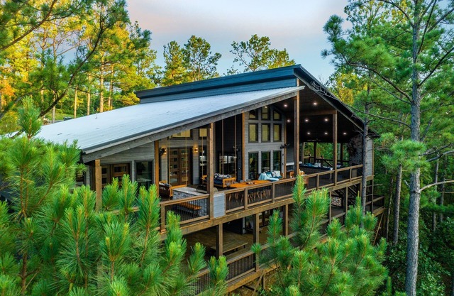 Luxury Cabin Private Pond 3k sqft Covered Deck