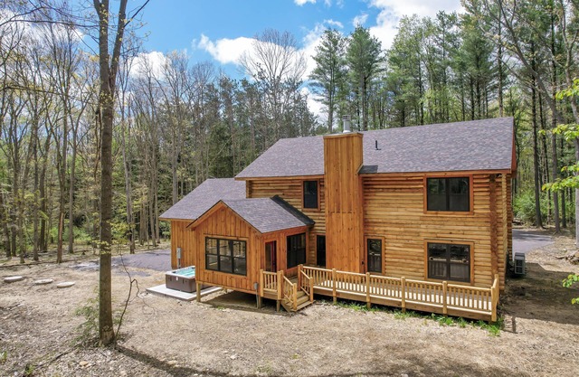 Luxury Cabin with Hot Tub! You'll Love This New Construction!