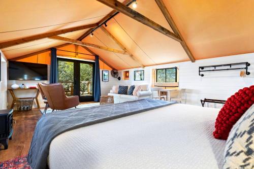 Luxury Cabin, with Hot-Tub Access in Ingram, Texas for Relaxing Weekends Away