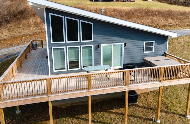 Luxury Chalet with hot tub - near I-68 I-79 split.