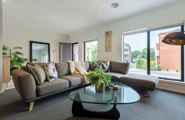 Luxury Chic City Fringe Townhouse In Cul De Sac