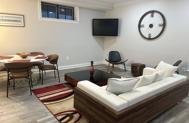 Luxury City 2bed/2bath Apt Sleeps 5 walk to Metro