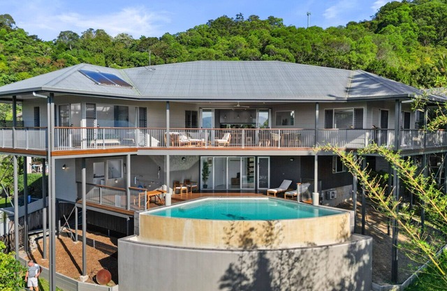 Luxury Cityview Escape with Infinity Pool & Sunrise Views