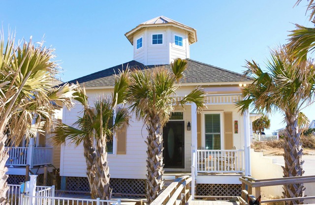Luxury Clean House Sleeps 7, Steps from Ocean, Atlantic Beach, Pool, Restaurants