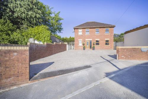 Luxury Coach House Sleeps 12 Five Bedrooms