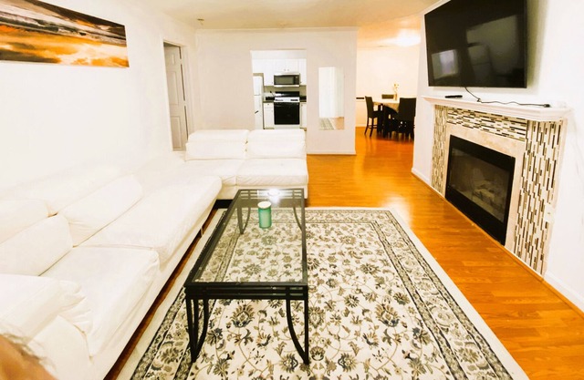 Luxury Condo, 7 Guests, Free Parking, Near Malls, Restaurants