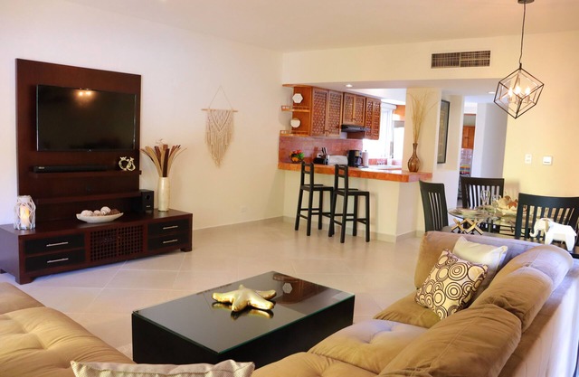 Luxury Condo Close to the beach,Tropical Setting,Garden Patio, Golf Club Nearby