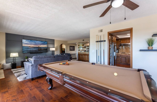 Luxury Condo in Prime Location! Close to Shopping and Beaches.