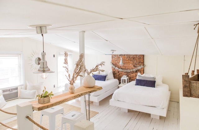 Luxury condo in vacation town of Mt Adams. Feels like your living in Europe!