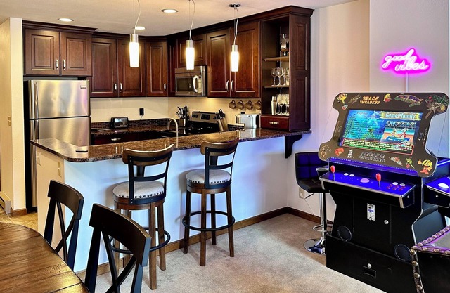 Luxury Condo, Prime Location, Walk to Gondola & restaurants, Family Friendly.