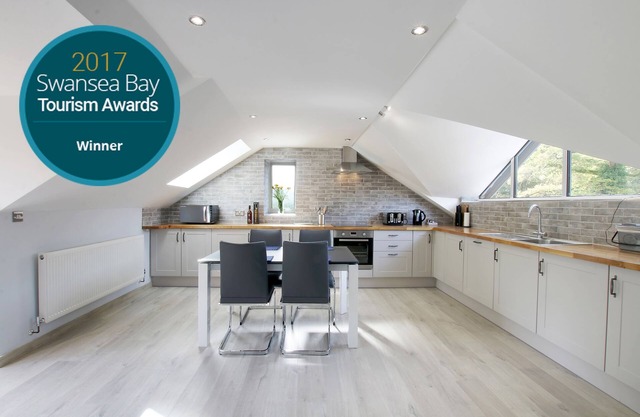 Luxury Contemporary Cottage on Historic Country Estate with free WiFi