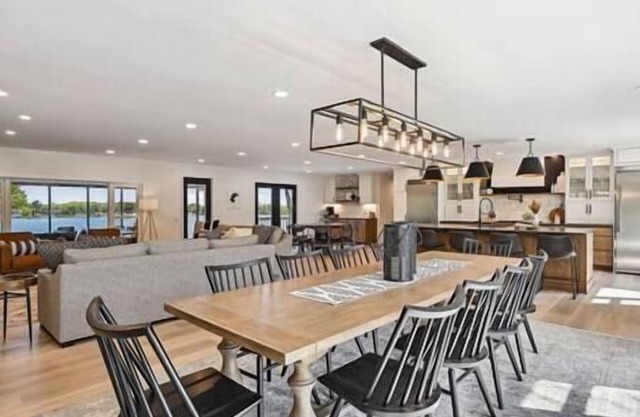 Luxury Cowdry Cottage Lake Home