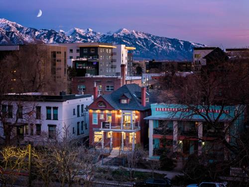 Luxury Downtown Retreat 4br W Hot Tub & Views