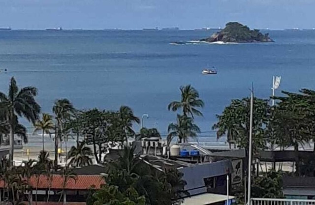 Luxury duplex, 3 suites with wonderful views of Praia Enseada