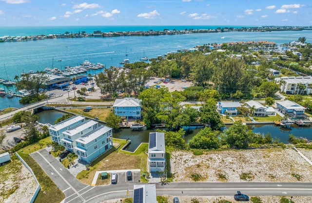Luxury eco-friendly home, Boat Slip, Tesla Charger -Salt and Sand at Hunter's Po