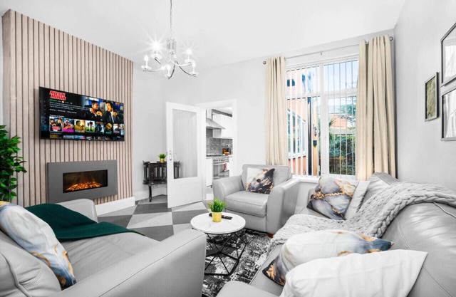 Luxury Edgbaston Townhouse - Terrace - Parking