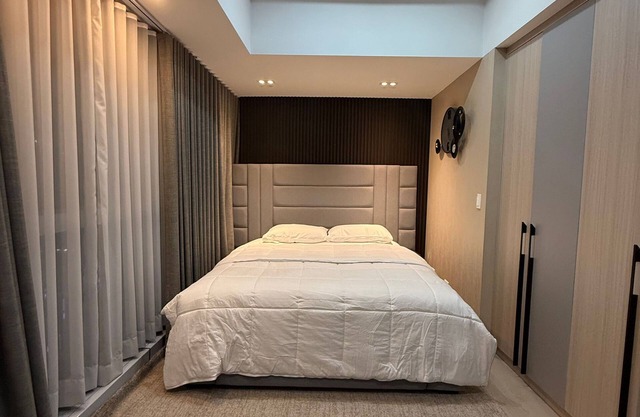 Luxury Executive Suites 3 Bedroom Condo Uptown Parksuites Tower 1