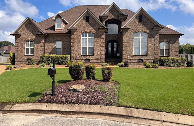 Luxury Family Friendly, 3 Br's, 3.5 BA , free parking, backyard with AC, WiFi