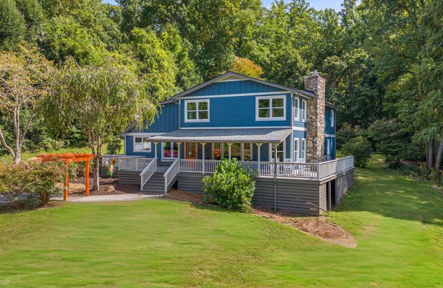 Luxury Farmhouse Haven - Hike, Relax, BBQ, 25 mins to AVL