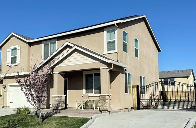 Luxury Farmhouse Style 4BR House Near River -RV-Entire House