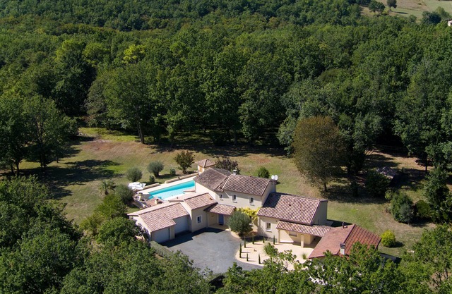 Luxury country house, very quiet, large pool, free wifi
