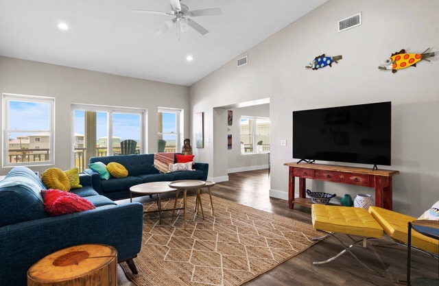Luxury Gulf-View Penthouse – Top Floor 3BR Condo