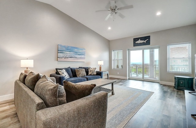 Luxury Gulf-View Penthouse – Top Floor 3BR Condo