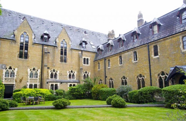 Luxury Hampstead Heath 2 bed/2 bath apartment in historic priory