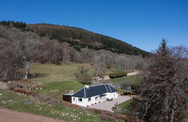 Luxury Highland Getaway with hot tub by Loch Ness on the Great Glen way - Glen View