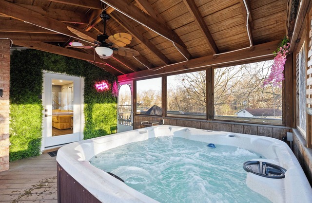 Luxury Home. Hot-tub, close to IAD & Hylton PAC.