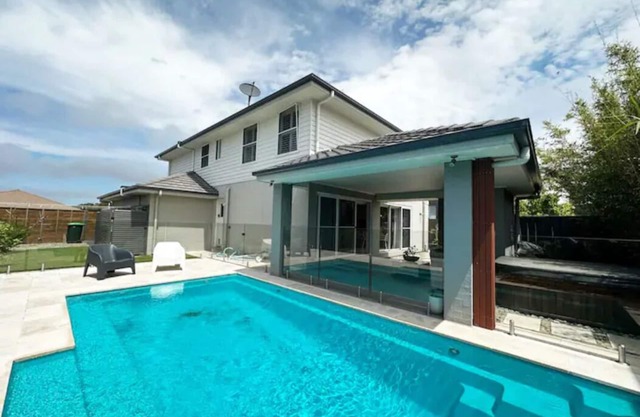 Luxury Home Pool & Spa only 400 Metres from Shell Cove Marina & Close to Beaches