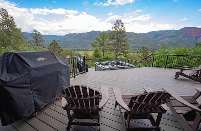 Luxury Home with Great Views, Decks, Hot Tub, AC - 15 Min to Downtown Durango
