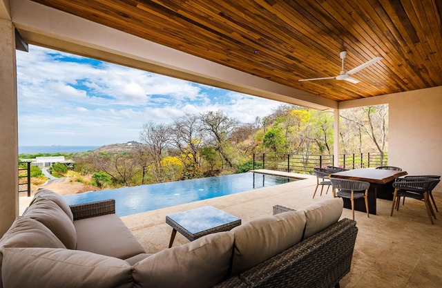 Luxury home with ocean view and private pool - At Mar Vista Gated Community