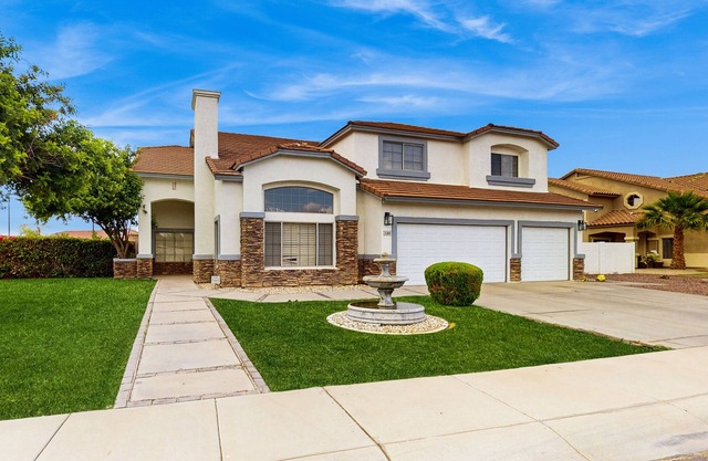 Luxury home with pool & pool spa, ping-pong, fire pit, & BBQ grill - dogs ok