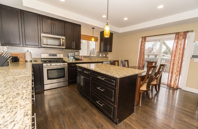 Luxury House minutes away from O'Hare and Downtown Chicago