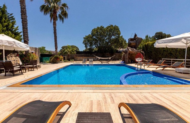 Luxury House with Shared Pool in Ortakentyahsi