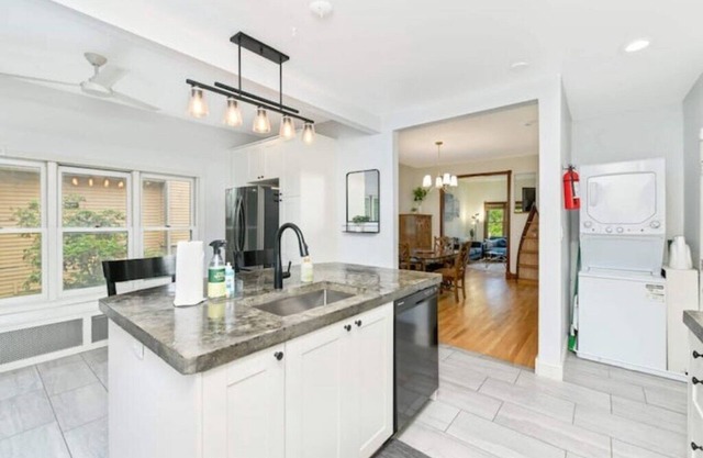 Luxury King Bed | Newly Renovated | Bright & Sunnyn