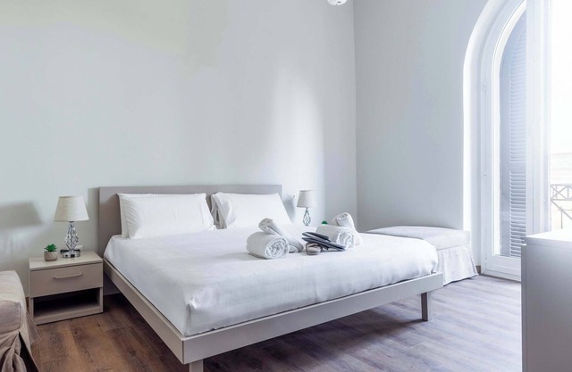 Luxury King Suite with Balcony - Vatican Walls and Pertusa Tower View by Quinto