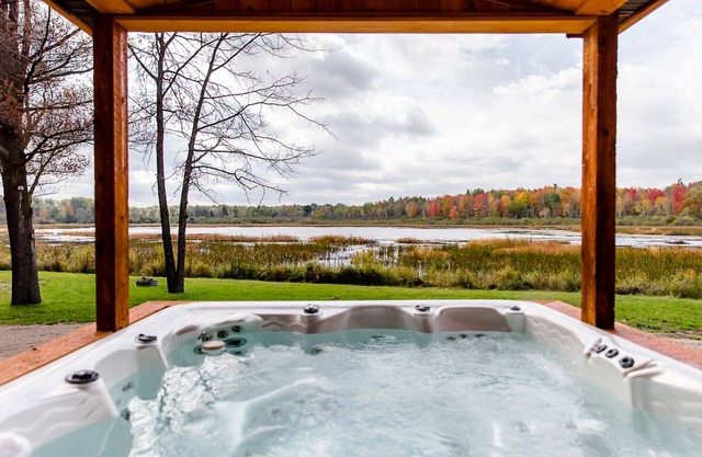 Luxury Lake Cottage at Meemo's Farm